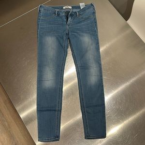 Hollister light blue washed cropped skinny stretch jeans, sized 7S.
